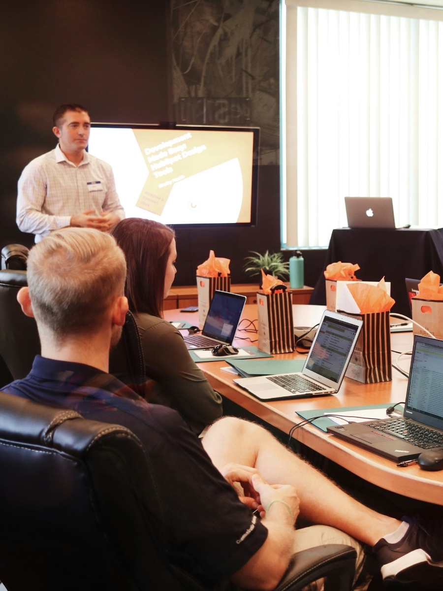 Présentation d'entreprise devant des collaborateurs en salle de réunion